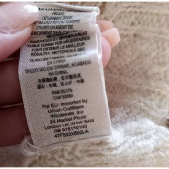 FREE PEOPLE IVORY COMPLEX CABLE DISTRESSED COWL/TURTLENECK SZ.XS EUC. - Picture 10 of 10